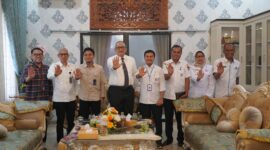 Penjabat (Pj) Wali Kota Padang Andree Algamar menerima kunjungan Pemimpin Wilayah Perum Bulog Sumbar yang baru, R. Dharma Wijaya, di Rumah Dinas Wali Kota Padang. (Foto: Prokopim Padang)