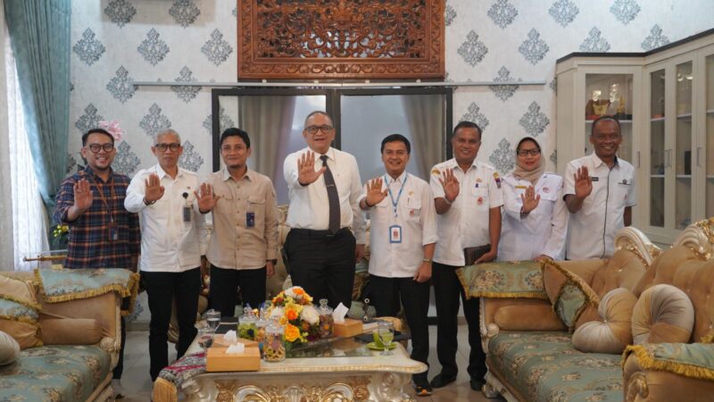 Penjabat (Pj) Wali Kota Padang Andree Algamar menerima kunjungan Pemimpin Wilayah Perum Bulog Sumbar yang baru, R. Dharma Wijaya, di Rumah Dinas Wali Kota Padang. (Foto: Prokopim Padang)