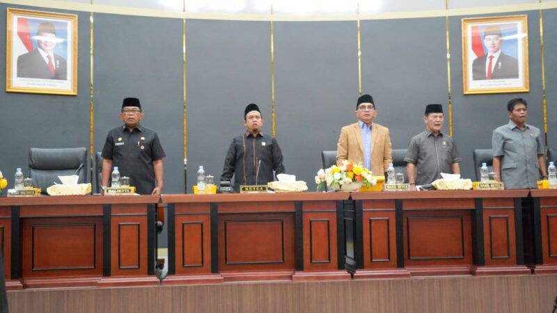 Pj Sekdako Padang Yosefriawan mengikuti Rapat Paripurna DPRD Padang, Jumat (25/10/2024). (Foto: Prokopim Padang)
