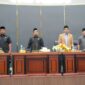 Pj Sekdako Padang Yosefriawan mengikuti Rapat Paripurna DPRD Padang, Jumat (25/10/2024). (Foto: Prokopim Padang)