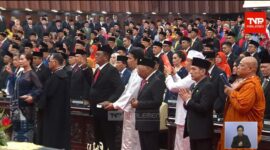 Suasana pelantikan anggota DPR periode 2024-2029 di ruang sidang paripurna, kompleks parlemen, Senayan, Jakarta, Selasa (1/10/2024). (Foto: Screenshot YouTube TVR Parlemen)
