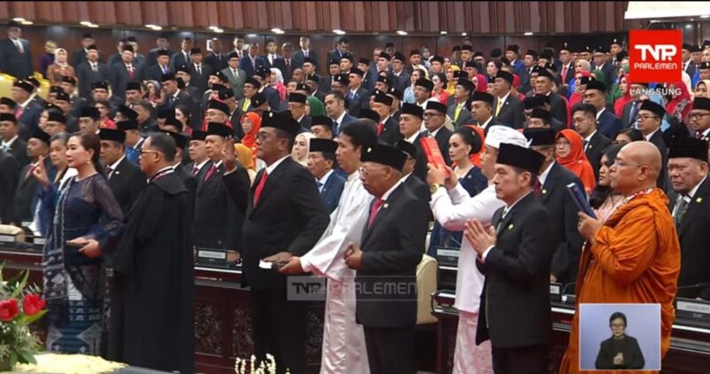 Suasana pelantikan anggota DPR periode 2024-2029 di ruang sidang paripurna, kompleks parlemen, Senayan, Jakarta, Selasa (1/10/2024). (Foto: Screenshot YouTube TVR Parlemen)