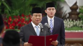 Presiden Prabowo Subianto melantik para utusan khusus, staf khusus, penasihat khusus dan kepala badan di Istana Negara, Selasa (22/10/2024). (Foto: Tangkapan layar Youtube Sekretariat Presiden)