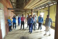 Pjs Bupati Solok Selatan Adib Alfikri mengunjungi rumah gadang panjang di Nagari Abai, Kecamatan Sangir Batang Hari. (Foto: Pemkab Solsel)