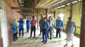 Pjs Bupati Solok Selatan Adib Alfikri mengunjungi rumah gadang panjang di Nagari Abai, Kecamatan Sangir Batang Hari. (Foto: Pemkab Solsel)