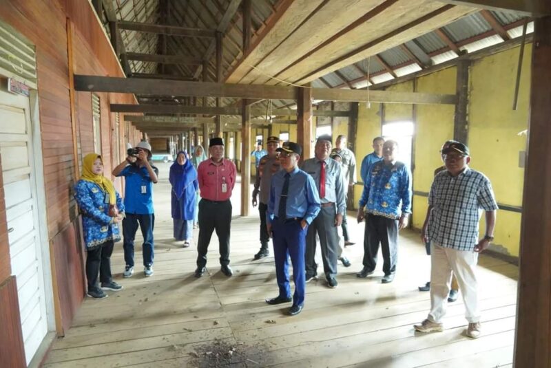 Pjs Bupati Solok Selatan Adib Alfikri mengunjungi rumah gadang panjang di Nagari Abai, Kecamatan Sangir Batang Hari. (Foto: Pemkab Solsel)
