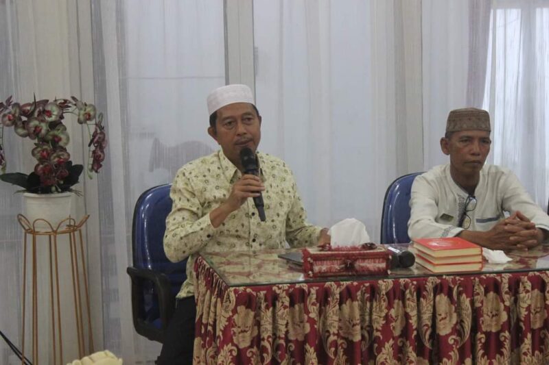 Plt Bupati Pasbar Risnawanto membuka khatam Qur'an Safari Tadarus yang digelar Nagari Lingkuang Aua Baru. (Diskominfo Pasbar)