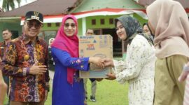 Penyerahan bantuan peralatan kepada pelaku UMKM di Kecamatan Sangir Jujuan. (Foto: Pemkab Solsel)