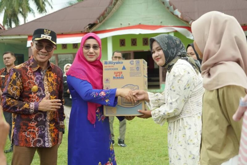 Penyerahan bantuan peralatan kepada pelaku UMKM di Kecamatan Sangir Jujuan. (Foto: Pemkab Solsel)