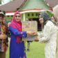 Penyerahan bantuan peralatan kepada pelaku UMKM di Kecamatan Sangir Jujuan. (Foto: Pemkab Solsel)