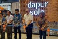 Pj Wali Kota Padang Andree Algamar meresmikan Dapur Solo di Transmart Padang. (Foto: Diskominfo Padang)