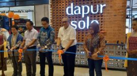 Pj Wali Kota Padang Andree Algamar meresmikan Dapur Solo di Transmart Padang. (Foto: Diskominfo Padang)