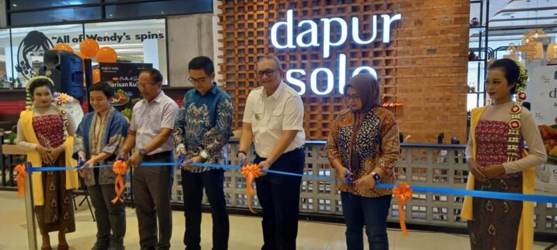 Pj Wali Kota Padang Andree Algamar meresmikan Dapur Solo di Transmart Padang. (Foto: Diskominfo Padang)