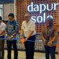 Pj Wali Kota Padang Andree Algamar meresmikan Dapur Solo di Transmart Padang. (Foto: Diskominfo Padang)