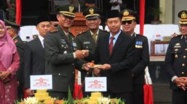 Plt Bupati Pasbar Risnawanto menghadiri upacara peringatan HUT ke-79 TNI di halaman Kantor Bupati Pasaman. (Foto: Diskominfo Pasbar)