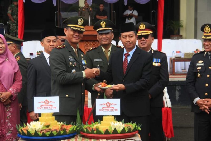 Plt Bupati Pasbar Risnawanto menghadiri upacara peringatan HUT ke-79 TNI di halaman Kantor Bupati Pasaman. (Foto: Diskominfo Pasbar)