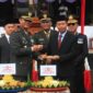 Plt Bupati Pasbar Risnawanto menghadiri upacara peringatan HUT ke-79 TNI di halaman Kantor Bupati Pasaman. (Foto: Diskominfo Pasbar)