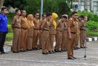 Pj Sekdako Padang Yosefriawan memimpin apel gabungan di Balai Kota Padang. (Foto: Diskominfo Padang)