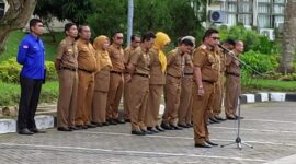 Pj Sekdako Padang Yosefriawan memimpin apel gabungan di Balai Kota Padang. (Foto: Diskominfo Padang)
