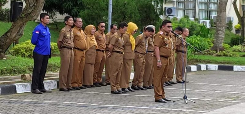 Pj Sekdako Padang Yosefriawan memimpin apel gabungan di Balai Kota Padang. (Foto: Diskominfo Padang)