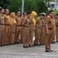 Pj Sekdako Padang Yosefriawan memimpin apel gabungan di Balai Kota Padang. (Foto: Diskominfo Padang)