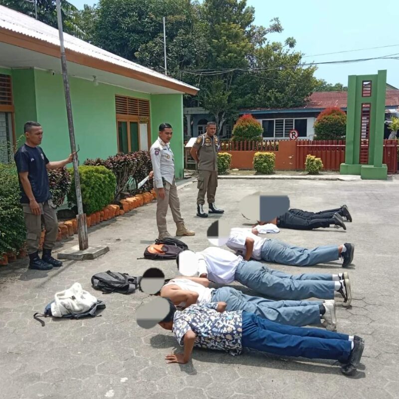 Satpol PP Kota Padang mengamankan enam pelajar yang membolos sekolah. (Foto: Humas Satpol PP Padang)