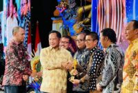 Asisten Administrasi Umum Setdaprov Sumbar, Andri Yulika mewakili Gubernur menerima penghargaan UWN dari Mendagri Tito Karnavian. (Foto: adpsb)