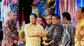 Asisten Administrasi Umum Setdaprov Sumbar, Andri Yulika mewakili Gubernur menerima penghargaan UWN dari Mendagri Tito Karnavian. (Foto: adpsb)
