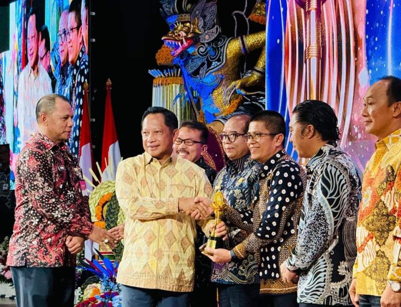 Asisten Administrasi Umum Setdaprov Sumbar, Andri Yulika mewakili Gubernur menerima penghargaan UWN dari Mendagri Tito Karnavian. (Foto: adpsb)