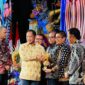Asisten Administrasi Umum Setdaprov Sumbar, Andri Yulika mewakili Gubernur menerima penghargaan UWN dari Mendagri Tito Karnavian. (Foto: adpsb)
