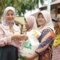 Penyerahan bantuan kepada Keluarga Penerima Manfaat (KPM) di Kecamatan Sungai Pagu. (Foto: Pemkab Solsel)