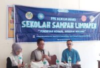 Kepala DP3AP2KB Padang Eri Sendjaya membuka lokakarya Sekolah Sampah Limpapeh di Kantor Lurah Batang Arau. (Foto: Diskominfo Padang)