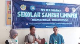 Kepala DP3AP2KB Padang Eri Sendjaya membuka lokakarya Sekolah Sampah Limpapeh di Kantor Lurah Batang Arau. (Foto: Diskominfo Padang)