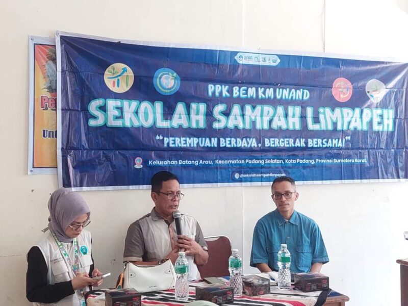 Kepala DP3AP2KB Padang Eri Sendjaya membuka lokakarya Sekolah Sampah Limpapeh di Kantor Lurah Batang Arau. (Foto: Diskominfo Padang)