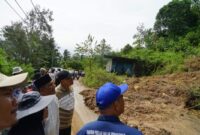 Pjs Bupati Tanah Datar, Arry Yuswandi, bersama rombongan meninjau lokasi longsor di Kecamatan Rambatan, Minggu (13/10/2024). (Foto: Prokopim Tanah Datar)