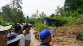 Pjs Bupati Tanah Datar, Arry Yuswandi, bersama rombongan meninjau lokasi longsor di Kecamatan Rambatan, Minggu (13/10/2024). (Foto: Prokopim Tanah Datar)