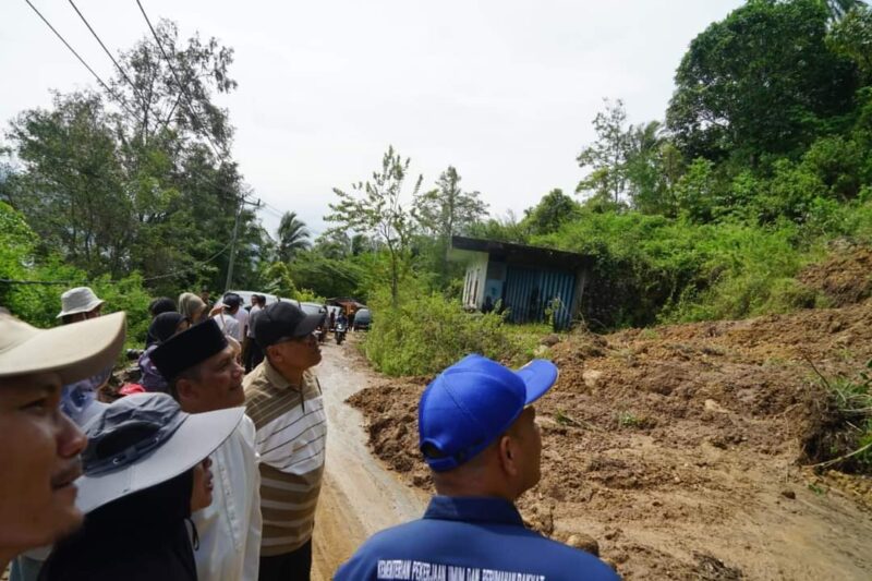 Pjs Bupati Tanah Datar, Arry Yuswandi, bersama rombongan meninjau lokasi longsor di Kecamatan Rambatan, Minggu (13/10/2024). (Foto: Prokopim Tanah Datar)