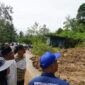 Pjs Bupati Tanah Datar, Arry Yuswandi, bersama rombongan meninjau lokasi longsor di Kecamatan Rambatan, Minggu (13/10/2024). (Foto: Prokopim Tanah Datar)
