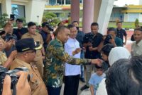 Gubernur Sumbar Audy Joinaldy, dan Plt Bupati Pasbar Risnawanto menyambut kedatangan WNI asal Sumbar di BIM. (Foto: Diskominfo Pasbar)