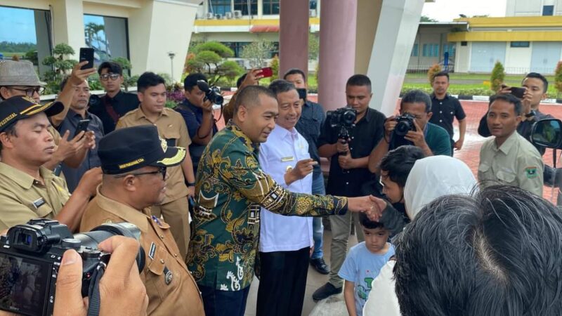 Gubernur Sumbar Audy Joinaldy, dan Plt Bupati Pasbar Risnawanto menyambut kedatangan WNI asal Sumbar di BIM. (Foto: Diskominfo Pasbar)