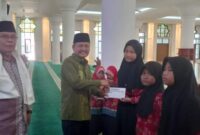 Kabag Kesra Setdako Padang Jasman menyerahkan santunan secara simbolis kepada penerima. (Foto: Diskominfo Padang)