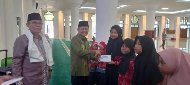 Kabag Kesra Setdako Padang Jasman menyerahkan santunan secara simbolis kepada penerima. (Foto: Diskominfo Padang)