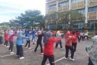 Kegiatan senam rutin di Lapangan Kantor Balai Kota Padang, Rabu (23/10/2024) pagi. (Foto: Prokopim Padang)