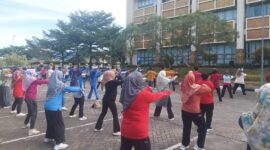 Kegiatan senam rutin di Lapangan Kantor Balai Kota Padang, Rabu (23/10/2024) pagi. (Foto: Prokopim Padang)