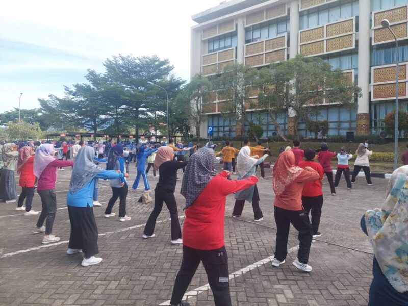 Kegiatan senam rutin di Lapangan Kantor Balai Kota Padang, Rabu (23/10/2024) pagi. (Foto: Prokopim Padang)