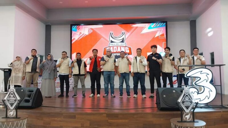 Pj Wali Kota Padang Andree Algamar  membuka turnamen Piala Wali Kota Padang E-sport Series Padang di Youth Centre, Sabtu (26/10/2024). (Foto: Diskominfo Padang)