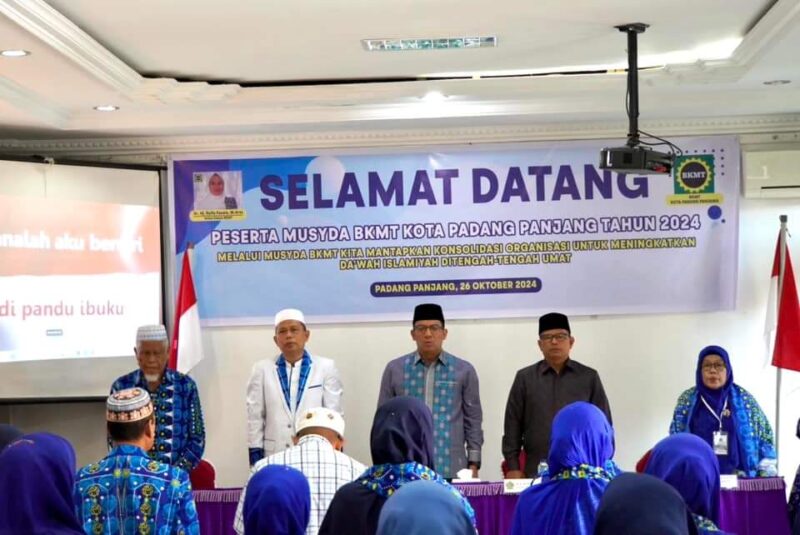 Pj Wali Kota Padang Panjang, Sonny Budaya Putra membuka Musda BKMT Padang Panjang, Sabtu (26/10/2024). (Foto: Kominfo Padang Panjang)