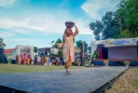 Lomba Fashion Show Baju Saisuak di Desa Wisata Kubu Gadang, Sabtu (26/10/2024). (Foto: Kominfo Padang Panjang)