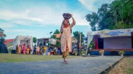 Lomba Fashion Show Baju Saisuak di Desa Wisata Kubu Gadang, Sabtu (26/10/2024). (Foto: Kominfo Padang Panjang)