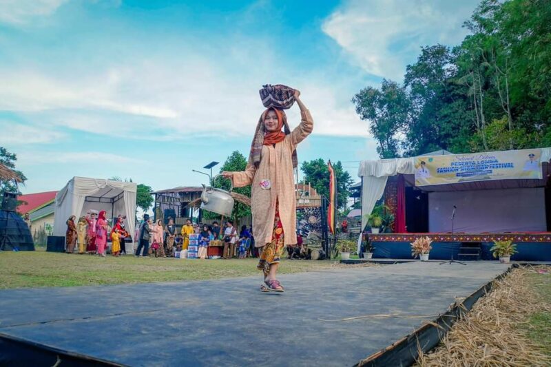 Lomba Fashion Show Baju Saisuak di Desa Wisata Kubu Gadang, Sabtu (26/10/2024). (Foto: Kominfo Padang Panjang)